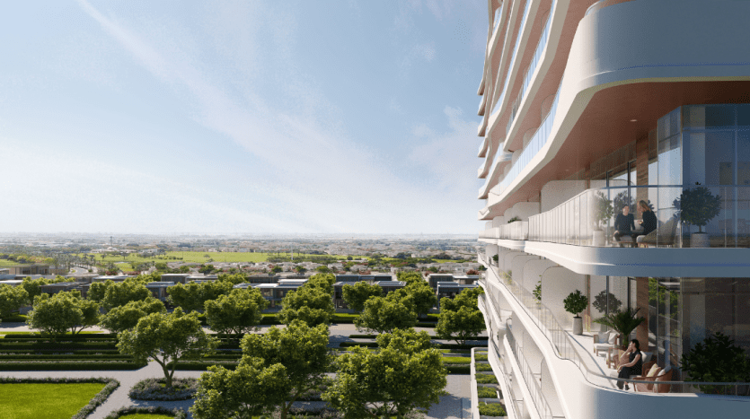 Un immeuble d'appartements moderne avec des balcons incurvés donnant sur un espace vert paysager, avec deux personnes profitant d'une conversation sur un balcon inférieur. Une vue panoramique s'étend au loin sous un ciel bleu, soulignant pourquoi