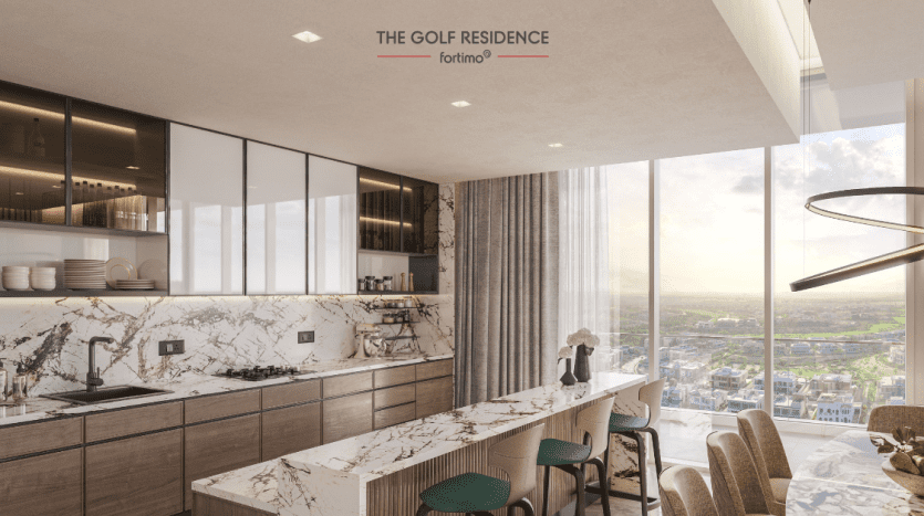 Cuisine luxueuse dans un appartement de grande hauteur à Dubaï, dotée de comptoirs en marbre, d'appareils modernes et d'un coin repas avec vue sur le paysage urbain à travers de grandes fenêtres.