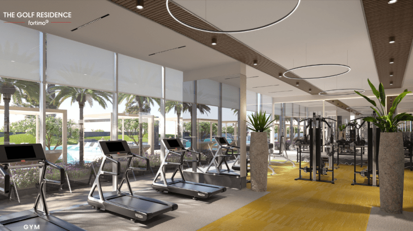 Une salle de sport moderne avec des tapis roulants face à de grandes fenêtres donnant sur une piscine et des palmiers. L'intérieur présente des accents en bois, des lumières circulaires et un tapis jaune vif dans une villa de premier ordre à Dubaï.