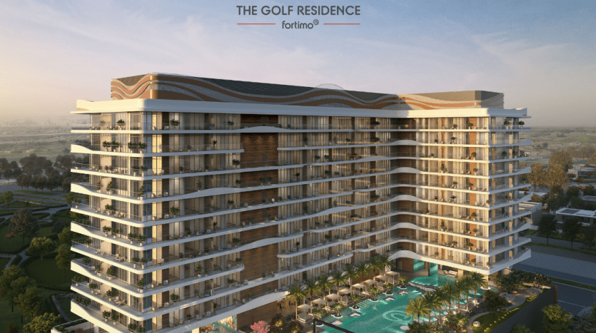 Un rendu numérique d'un luxueux bâtiment à plusieurs étages nommé "The Golf Residence" par Fortimo, doté de balcons, d'éléments de design modernes et d'un espace piscine, sur fond de ciel crépusculaire à Dubaï.