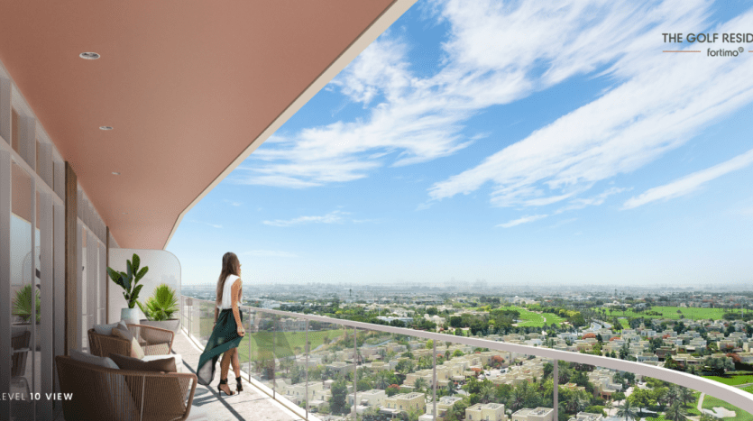Une femme sur le balcon d’un gratte-ciel à Dubaï surplombe un vaste parcours de golf et un paysage urbain sous un ciel bleu clair. Le balcon présente une décoration moderne et des plantes luxuriantes.