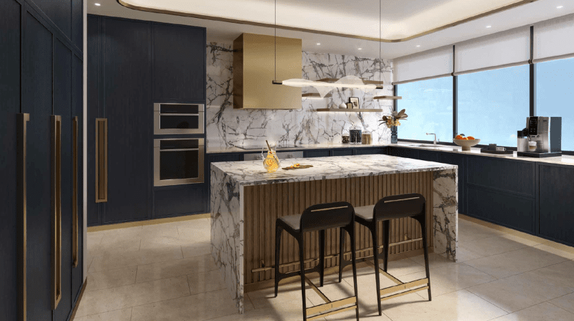 Une cuisine au design moderne avec des armoires élégantes et sombres, des comptoirs et des murs en marbre, des appareils électroménagers intégrés et un îlot central avec des tabourets de bar sous un élégant luminaire suspendu, idéal pour un investissement immobilier à Dubaï.