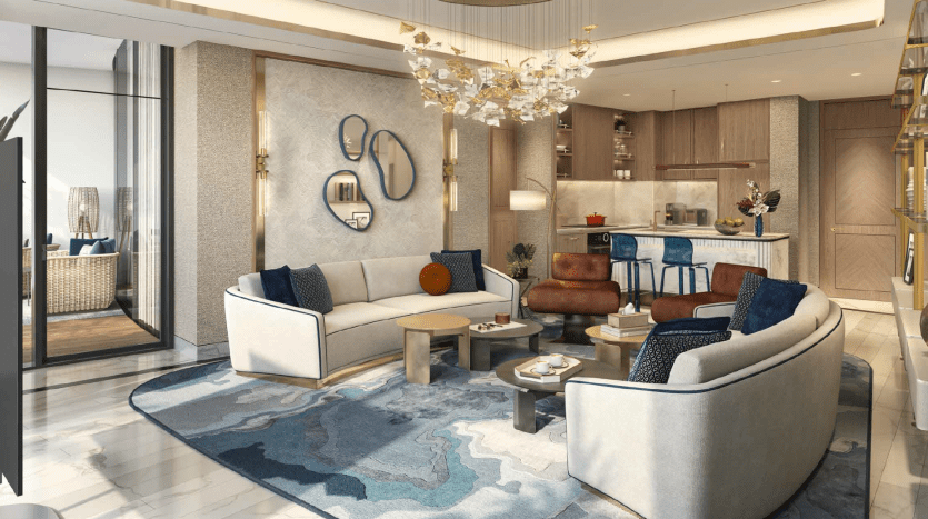 Intérieur de villa luxueux à Dubaï avec d'élégants canapés blancs, un tapis élégant et une cuisine moderne en arrière-plan, éclairée par un grand lustre et la lumière naturelle provenant de grandes fenêtres.