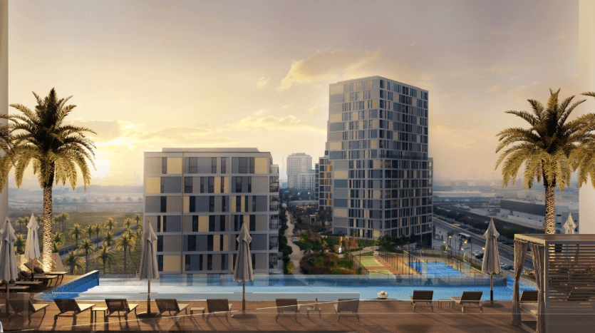 Vue luxueuse sur le toit d'un appartement de Dubaï avec piscine, palmiers et immeubles modernes de grande hauteur surplombant un paysage urbain lors d'un coucher de soleil doré.
