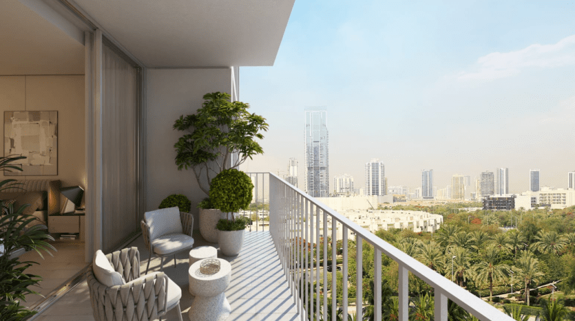 Vue depuis une villa de grande hauteur à Dubaï dotée d'un mobilier d'extérieur moderne et d'une verdure luxuriante, surplombant un paysage urbain avec de hauts bâtiments dispersés et des arbres abondants sous un ciel clair.