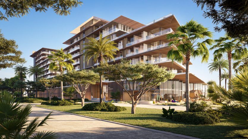 Villa moderne à plusieurs étages à Dubaï, entourée de jardins luxuriants et de palmiers sous un ciel bleu clair.