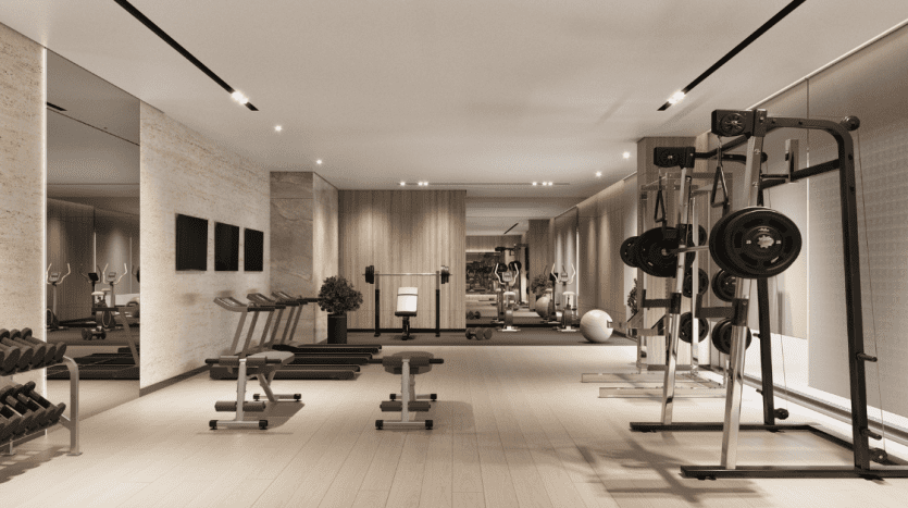 Intérieur de salle de sport moderne avec divers équipements d'exercice, notamment des tapis roulants, des bancs de musculation et des supports, situé dans une pièce avec un éclairage chaleureux et du parquet dans une villa haut de gamme de Dubaï.