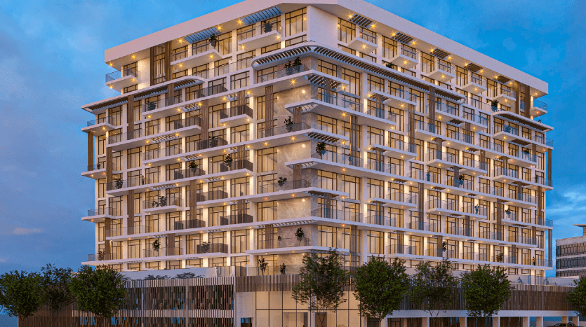 Un bâtiment moderne de plusieurs étages à Dubaï, illuminé au crépuscule, doté de grandes fenêtres en verre, de balcons spacieux et d'un rez-de-chaussée animé avec des piétons et des véhicules.