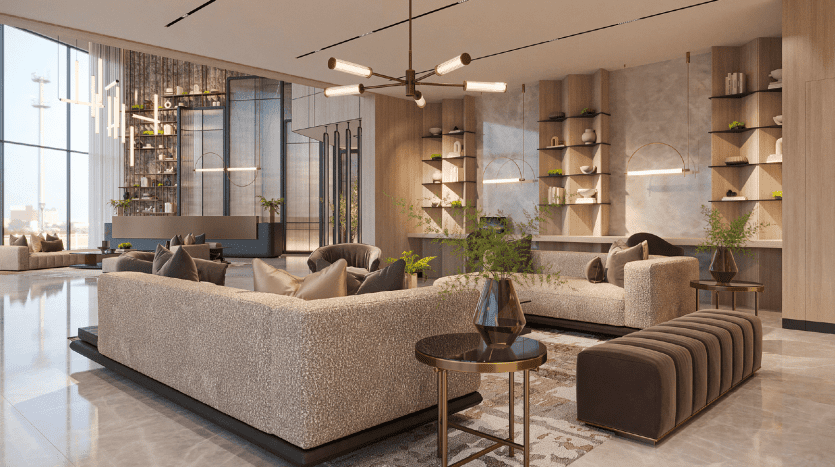 Un salon spacieux et contemporain dans une villa de Dubaï comprenant un grand canapé sectionnel beige, complété par des chaises d'appoint marron et des tables basses en or et en verre. Luminaires modernes et géométriques et pots abondants