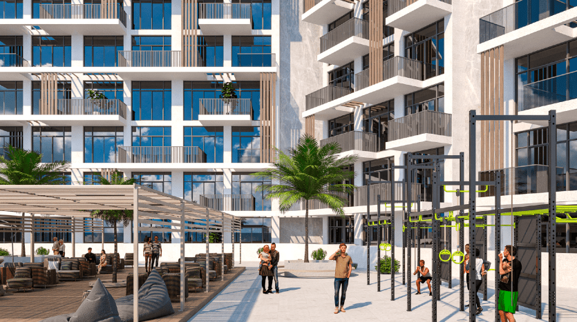 Un espace commun extérieur animé d'un immeuble d'appartements moderne à Dubaï avec des gens qui socialisent et font de l'exercice. Le cadre comprend des espaces de détente chics, un espace de remise en forme et des plantes en pot luxuriantes.