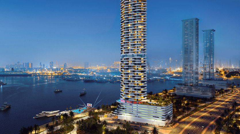 Une vue panoramique d'une ville moderne au crépuscule, avec un gratte-ciel en spirale proéminent, des immeubles de grande hauteur adjacents, une route très fréquentée d'Investment Dubai et un port animé avec des bateaux. Lumières de la ville lointaine