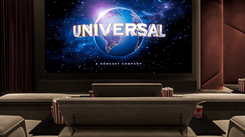 Une installation home cinéma confortable dans une villa à Dubaï avec un grand écran affichant le logo Universal Studios. Des sièges confortables, du pop-corn et des sodas au premier plan créent une atmosphère parfaite pour regarder un film.