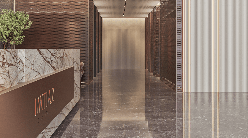 Hall de bureau moderne avec un sol en marbre élégant, des panneaux décoratifs en métal perforé sur les murs et un bureau de réception avec une pancarte indiquant "immobilier Dubaï".