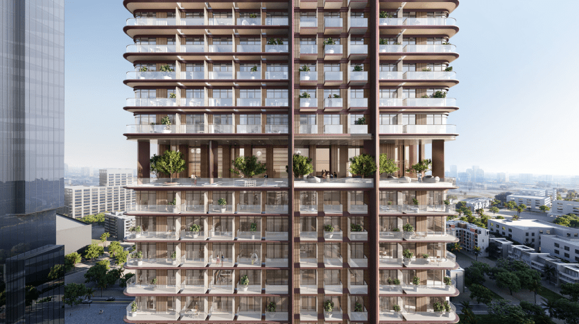 Un bâtiment moderne de plusieurs étages doté de grands balcons avec des plantes vertes luxuriantes, situé dans un paysage urbain avec d'autres immeubles de grande hauteur et un ciel bleu clair à Dubaï.