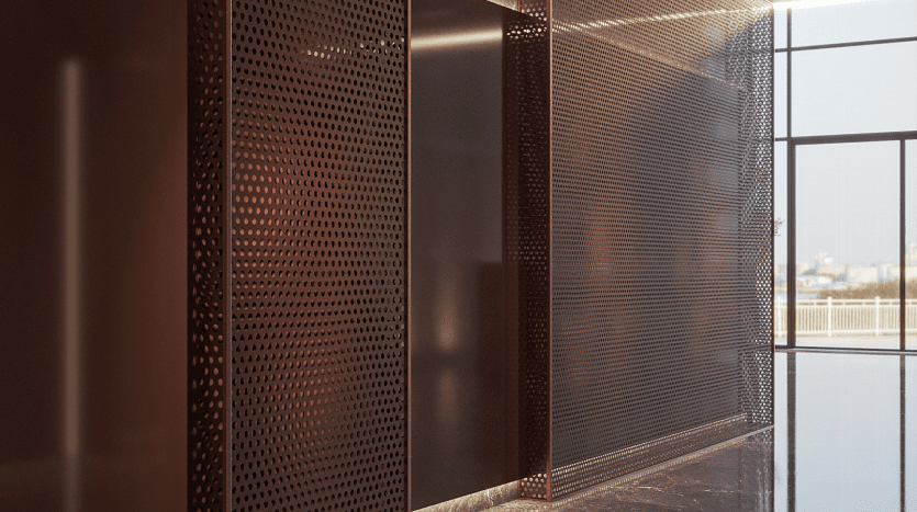 Hall de bureau moderne avec des panneaux métalliques perforés et un sol réfléchissant, baigné de lumière naturelle provenant de baies vitrées, ressemblant au style intérieur luxueux que l'on trouve couramment dans une villa de Dubaï.