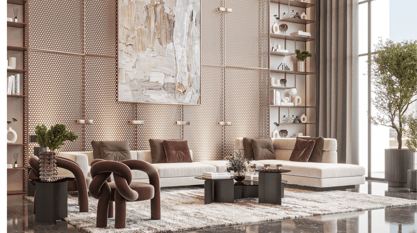 Salon moderne dans une villa de Dubaï avec un canapé beige, deux chaises marron uniques et un grand tableau abstrait. La pièce dispose de grandes fenêtres, de suspensions suspendues et d'étagères décorées.