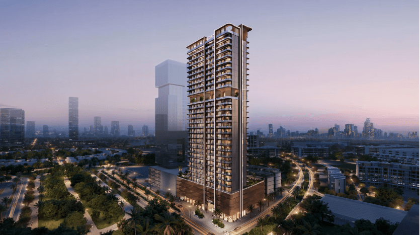 Vue aérienne d'un gratte-ciel moderne au crépuscule à Dubaï, avec des balcons éclairés et une verdure luxuriante entourant la base, sur fond de toits de la ville.