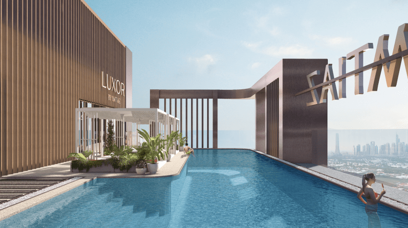 Luxueuse piscine à débordement sur le toit d'un immeuble de grande hauteur à Dubaï, avec un couple profitant de l'eau. Un paysage urbain est visible au loin sous un ciel clair.