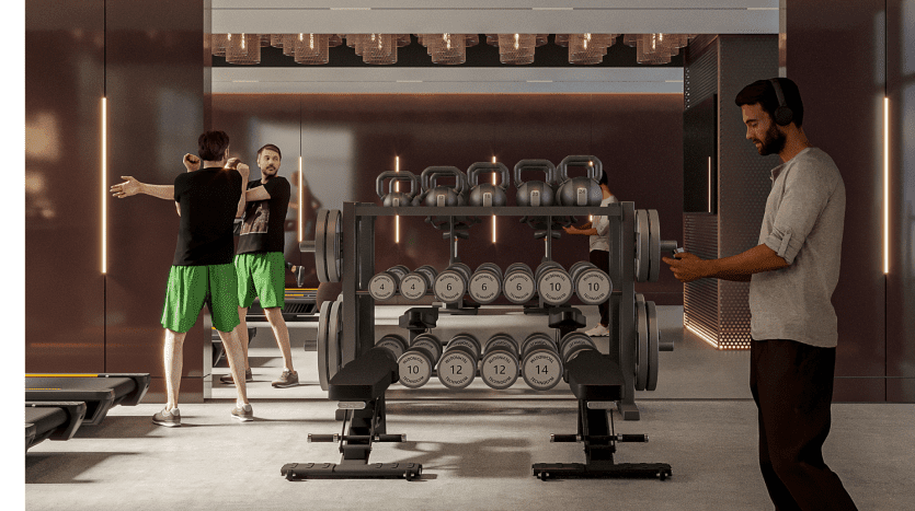 Un intérieur de salle de sport moderne dans une villa de Dubaï avec des individus qui s'entraînent ; un homme sélectionne des poids sur un support, tandis que deux autres interagissent près de la zone du tapis roulant, sous un éclairage ambiant chaleureux.