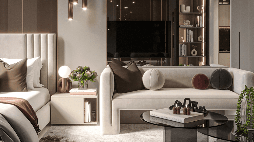 Intérieur de salon moderne dans une villa de Dubaï comprenant un élégant canapé beige avec des coussins cylindriques, une table basse en verre, des panneaux en bois sombre, des étagères avec des livres et un éclairage d'ambiance.