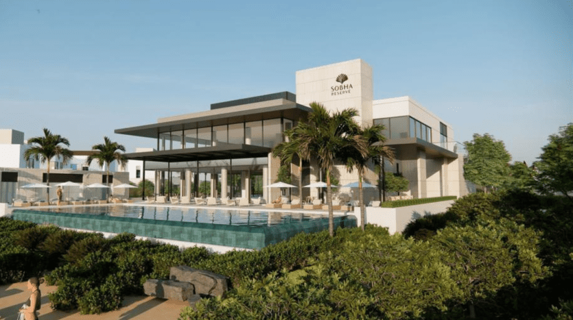 Rendu 3D d'une luxueuse villa moderne à Dubaï avec une grande piscine entourée de chaises longues, un feuillage vert et un ciel dégagé. Le bâtiment présente une architecture contemporaine avec des espaces extérieurs spacieux.