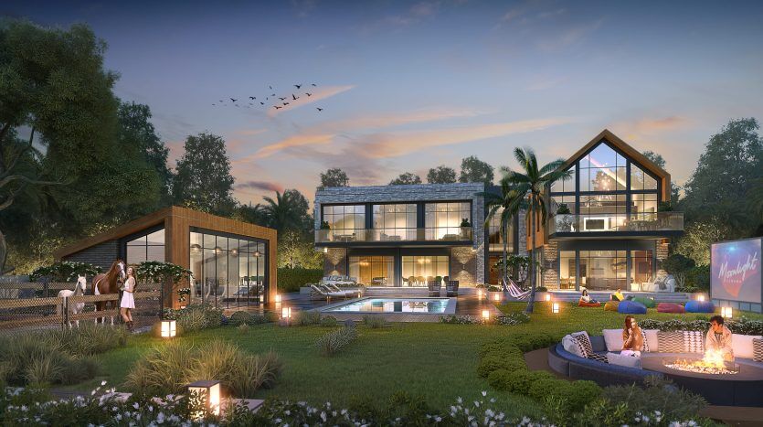 Luxueuse villa à Dubaï avec de grandes fenêtres en verre, un jardin luxuriant et une piscine éclairée par des lumières douces au crépuscule, accueillant une fête en plein air animée avec des invités profitant d'une projection de film.