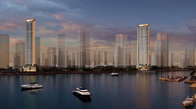 Une scène sereine au bord de l'eau à Dubaï avec deux bâtiments hauts et élégants reflétant le chaud coucher de soleil. Des bateaux flottent calmement sur l’eau près d’une jetée en bois, sous un ciel aux nuages doux.