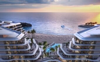 Une station balnéaire luxueuse au coucher du soleil, avec des bâtiments modernes à plusieurs étages, des palmiers, des piscines et une plage de sable adjacente à une mer calme avec un yacht. Idéal pour ceux qui cherchent à investir à Dubaï