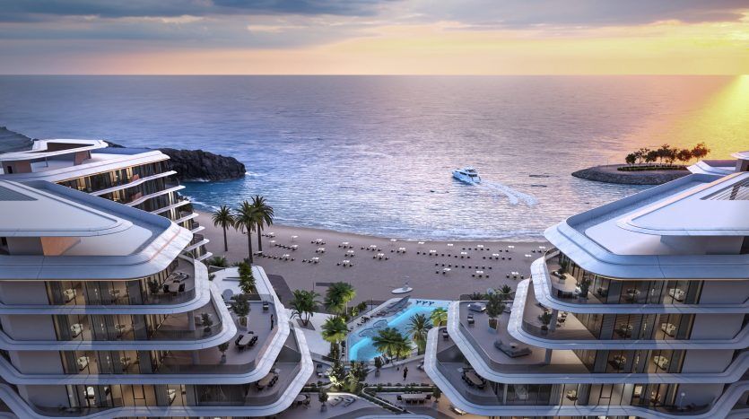 Une station balnéaire luxueuse au coucher du soleil, avec des bâtiments modernes à plusieurs étages, des palmiers, des piscines et une plage de sable adjacente à une mer calme avec un yacht. Idéal pour ceux qui cherchent à investir à Dubaï