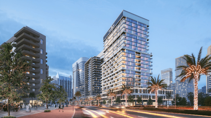 Un paysage urbain moderne à Dubaï au crépuscule avec un large boulevard bordé de palmiers illuminés et des immeubles de grande hauteur contemporains aux fenêtres lumineuses. Les traînées lumineuses des voitures en mouvement créent un premier plan dynamique.