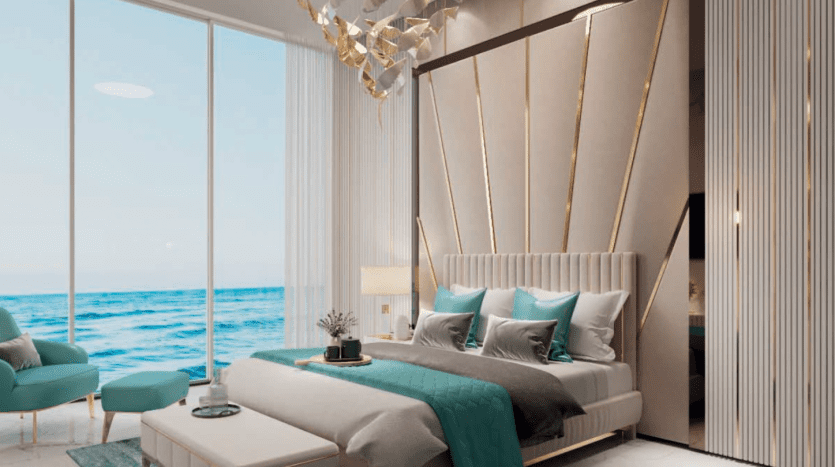 Chambre luxueuse et moderne dans un appartement de Dubaï avec un lit king-size, une décoration bleu sarcelle et blanc, de grandes fenêtres donnant sur l'océan et un lustre élégant. Ambiance tranquille et élégante.