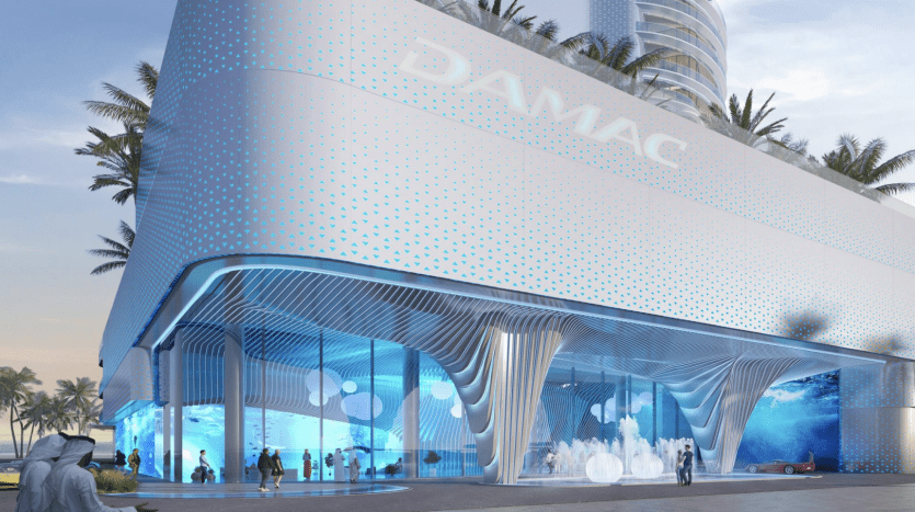 Rendu conceptuel d'une villa futuriste à Dubaï avec une façade ondulée et perforée et des sections transparentes montrant les activités intérieures, contre des palmiers et un gratte-ciel sous un ciel clair.