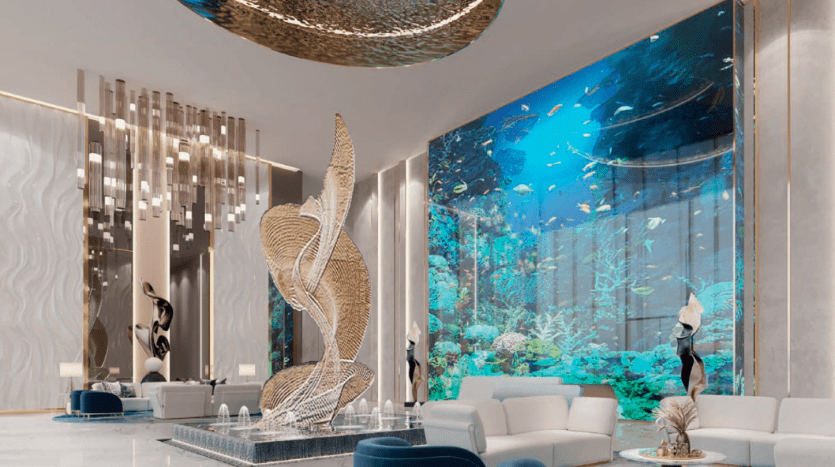 Un hall luxueux dans une villa de Dubaï avec des sols en marbre, avec un grand aquarium rempli de poissons d'un côté, une sculpture en spirale unique au centre et des coins salons luxueux.