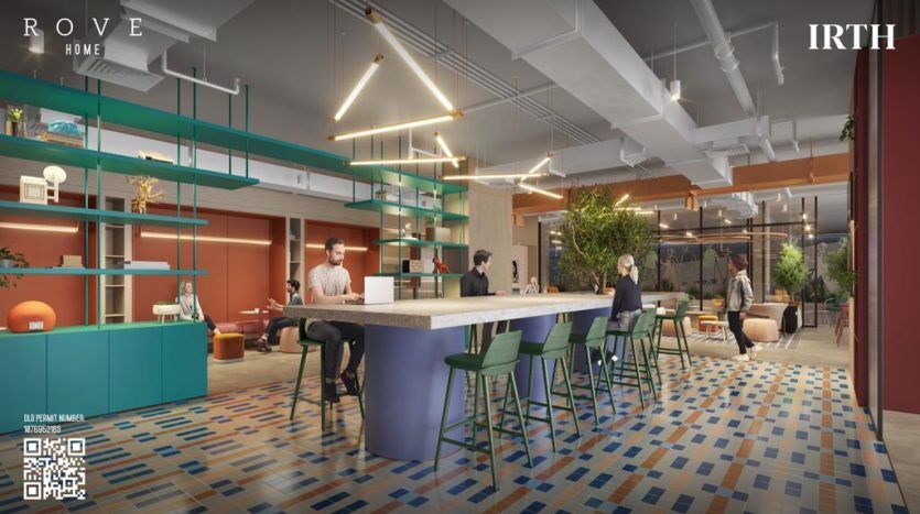 Un espace de bureau moderne comprenant un coin salon collaboratif de style bar avec des tabourets verts, des étagères colorées et divers employés engagés dans des discussions. La pièce présente un sol coloré à motifs et des éléments de plafond industriels typiques