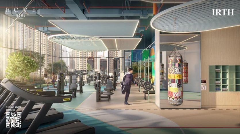 Un intérieur de salle de sport moderne avec diverses machines d'exercice, un éclairage coloré et une vue distinctive sur Dubaï à travers de grandes fenêtres. Une personne soulève des poids et des éléments artistiques décorent l'espace.