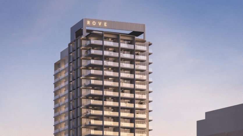 Un immeuble moderne de grande hauteur surmonté du mot « rove », doté de plusieurs balcons et d'un ciel clair en arrière-plan au crépuscule, est représenté par une importante agence immobilière de Dubaï.