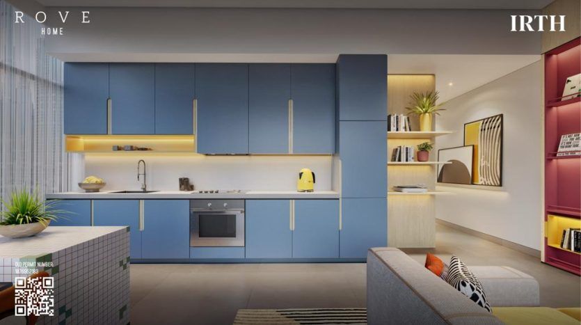 Intérieur de cuisine moderne avec armoires bleues, appareils intégrés et bouilloire aux accents jaunes. Coin salon avec un canapé gris et des étagères rouges visibles dans l'aménagement ouvert de la villa Dubaï.