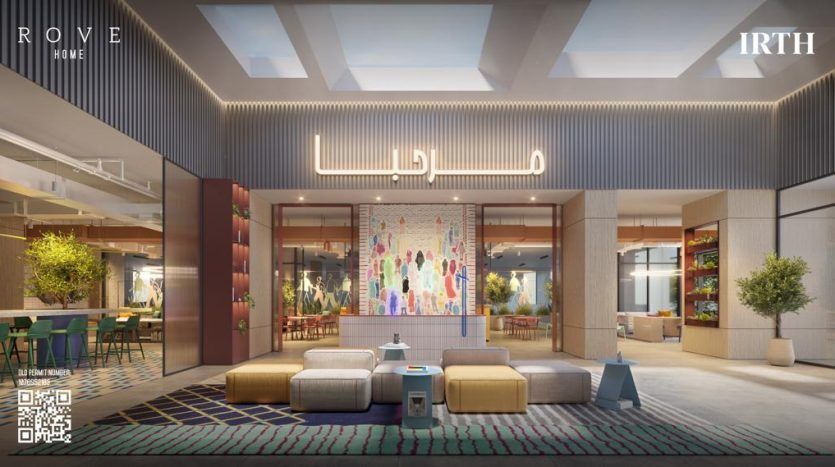 Un hall d'hôtel moderne présentant une décoration contemporaine avec des peintures murales artistiques, des coins salons luxueux, des plantes décoratives et un éclairage élégant, accentués par des tapis à motifs et des couleurs vives, présentés par une agence renommée.