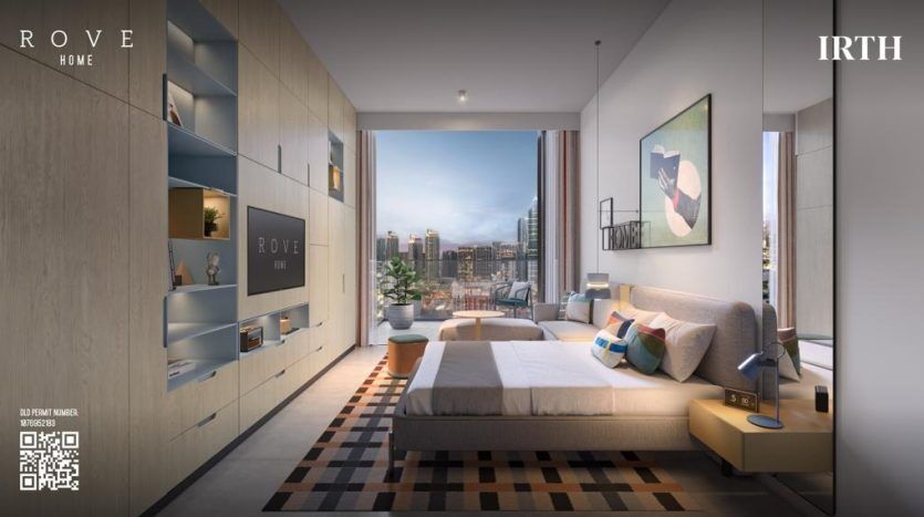 Conception de chambre moderne dans un appartement de Dubaï comprenant un grand lit, des étagères intégrées, un tapis géométrique et une vue panoramique sur la ville depuis les baies vitrées. Le décor comprend des œuvres d'art subtiles et des tons neutres