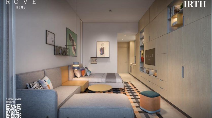 Un intérieur d'appartement moderne à Dubaï comprenant un canapé bleu, un tapis à motifs, des armoires en bois clair et plusieurs œuvres d'art murales. Un éclairage doux émane de luminaires cachés, mettant en valeur une vie confortable et élégante