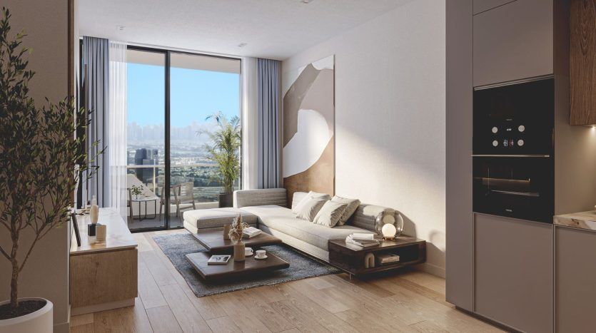 Salon moderne avec un canapé beige, des œuvres d'art murales abstraites, des plantes d'intérieur luxuriantes et une grande fenêtre donnant sur un paysage urbain de Dubaï, parfaitement relié à une cuisine ouverte.