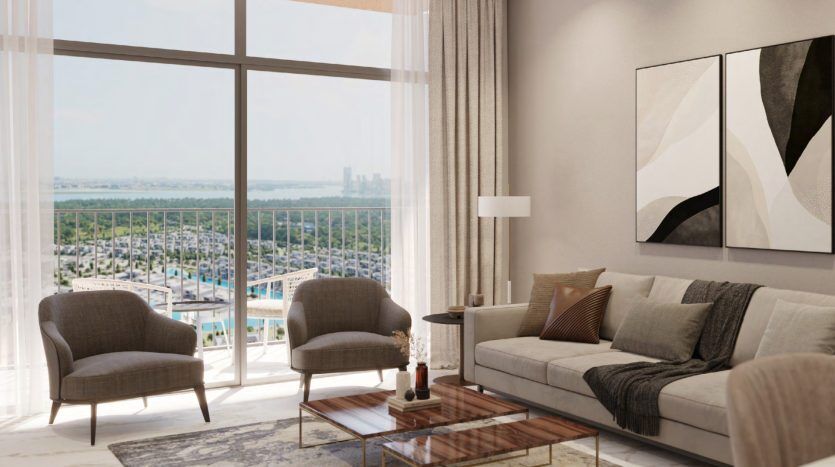 Un salon moderne dans une villa de Dubaï avec de grandes fenêtres donnant sur un paysage urbain. La pièce comprend un canapé beige, deux fauteuils gris, une table basse en verre et des œuvres d'art murales abstraites. Naturel