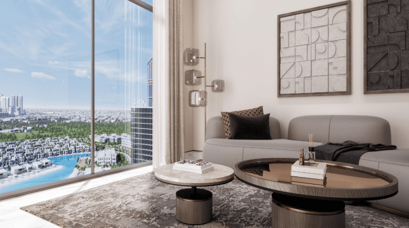 Un salon moderne dans une villa de Dubaï avec une grande fenêtre donnant sur un paysage urbain pittoresque, comprenant un canapé gris, des tables basses circulaires et des œuvres d'art murales élégantes.