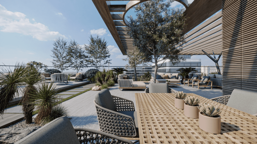 Un toit-terrasse moderne doté de meubles en rotin, de plantes en pot et d'une pergola, offrant une vue panoramique sur le front de mer et les environs verdoyants depuis une luxueuse villa à Dubaï.