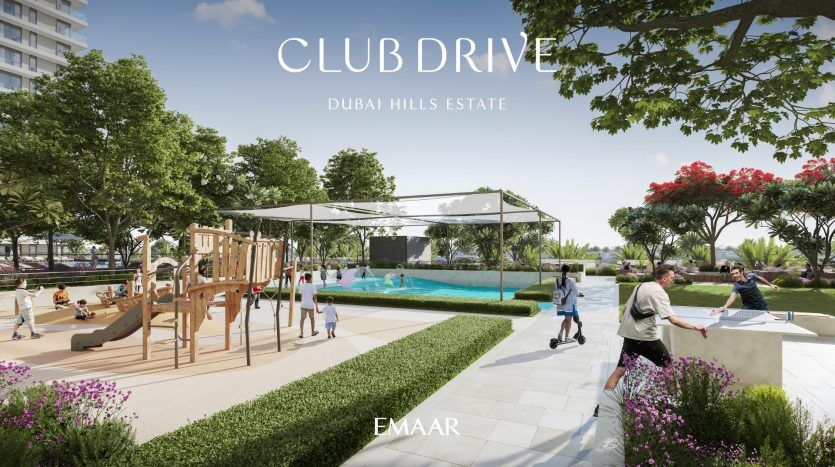 Une scène extérieure dynamique au Dubai Hills Estate montrant des enfants jouant sur une aire de jeux, des adultes assis et marchant, une verdure luxuriante et une superposition de texte « CLUB DRIVE Dubai Hills Estate » d'Emaar, mettant en évidence les options de villas à proximité à Dubaï.