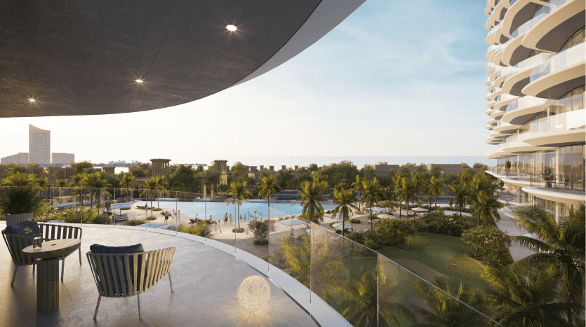 Vue depuis le balcon d'un luxueux complexe balnéaire de Dubaï montrant une piscine, des palmiers et l'océan au coucher du soleil, avec des chaises modernes et un éclairage extérieur unique.