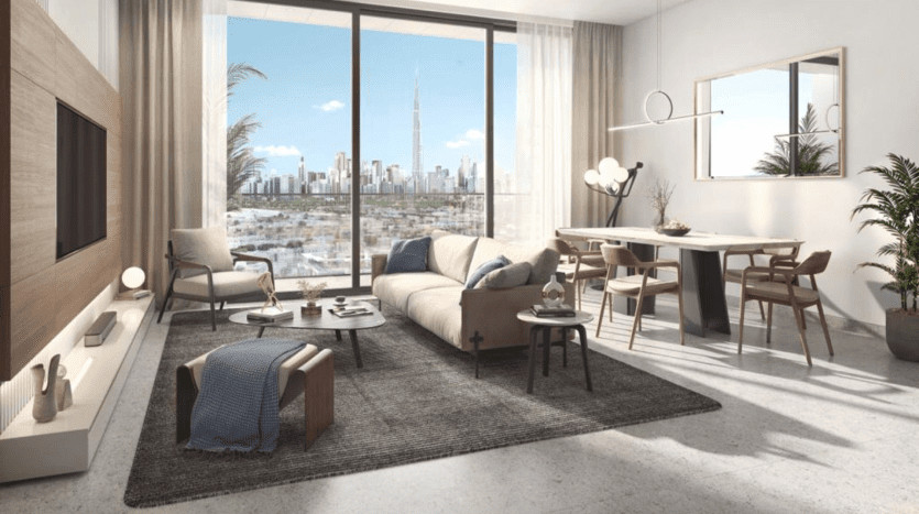 Salon moderne dans un appartement de Dubaï avec de grandes fenêtres offrant une vue sur le paysage urbain, comprenant un canapé, des fauteuils, une table basse, un coin repas et des plantes d'intérieur, baigné de lumière naturelle.