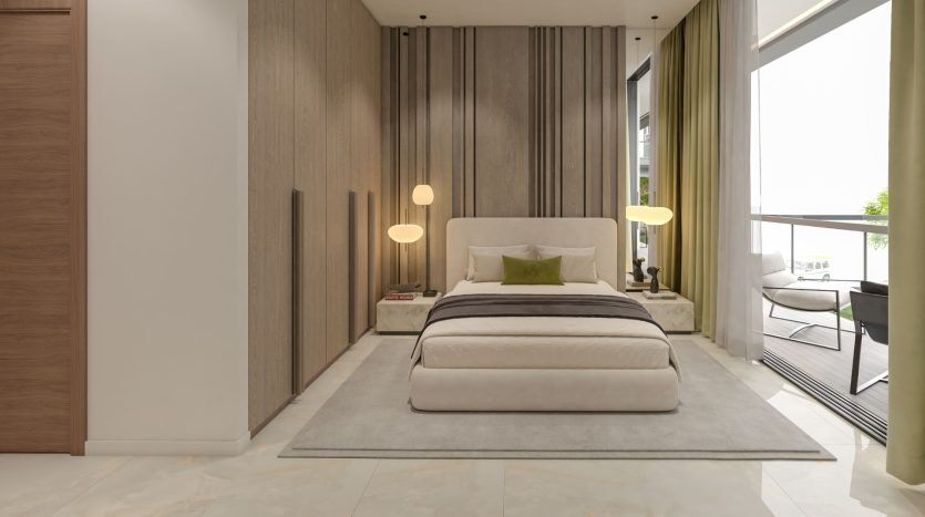 Une chambre moderne dans un appartement de Dubaï comprenant un lit rembourré beige avec un banc assorti au pied, flanqué de deux lampes de table lumineuses. La pièce est agrémentée de murs en panneaux de bois, d'un