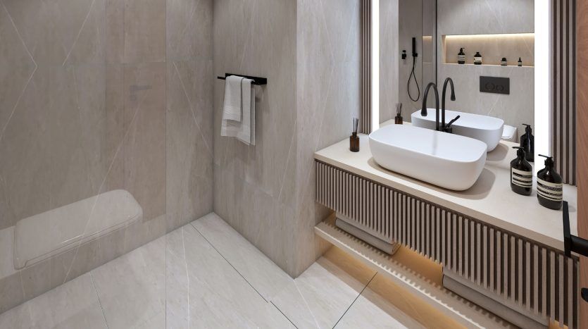 Intérieur de salle de bains moderne comprenant un lavabo rectangulaire sur une vanité en bois, un grand miroir, des luminaires de style minimaliste et une douche à l'italienne avec cloison en verre dans une villa de Dubaï.