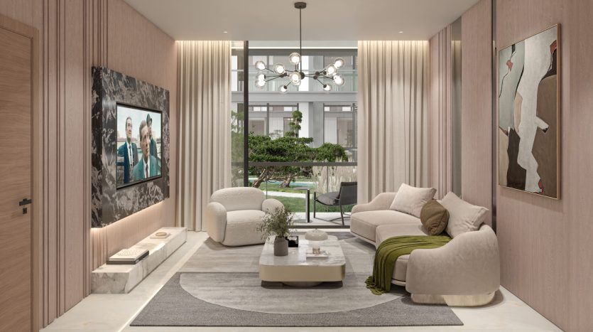 Salon moderne à la décoration élégante dans des tons neutres comprenant un canapé, des chaises, une table basse et des œuvres d'art murales. De grandes fenêtres offrent une vue sur un jardin. Idéal pour investissement Dubaï en résidentiel